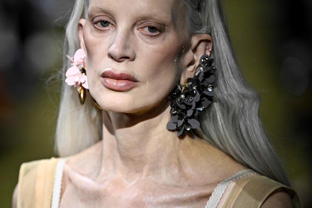 קריסטן מקנאמי בתצוגה של מיו מיו