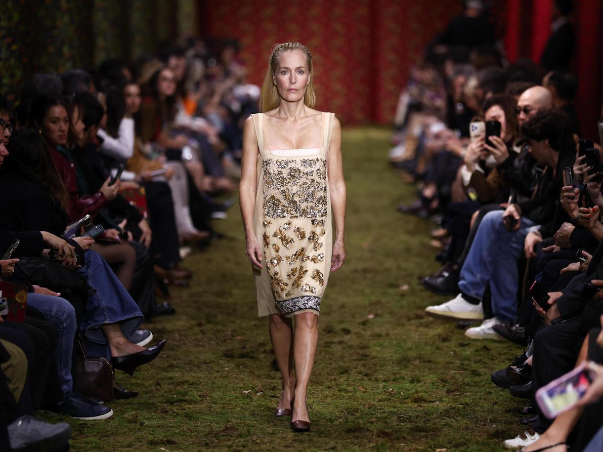 ג'יליאן אנדרסון בתצוגה של מיו מיו