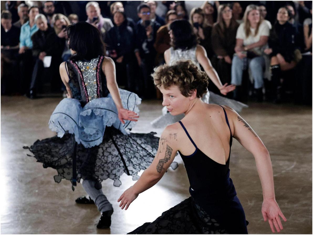 אחת הקולקציות הטובות של שבוע האופנה הסתתרה בתצוגה הבימתית של המעצבת הדנית ססלי בנסן עם דוגמניות ורקדניות (צילום: STEPHANE DE SAKUTIN/AFP) ססלי בנסן, תצוגת סתיו-חורף 2026-27 בשבוע האופנה בפריז