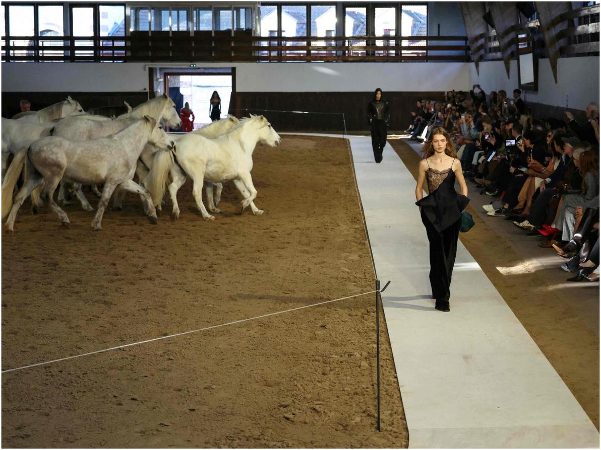 ולמי שמעדיף סוסים אמיתיים, התצוגה של סטלה מקרטני נערכה בחוות סוסים כאמירה על אופנה ללא פגיעה בבעלי חיים (צילום: Alain JOCARD/AFP) סטלה מקרטני, תצוגת סתיו-חורף 2026-27 בשבוע האופנה בפריז