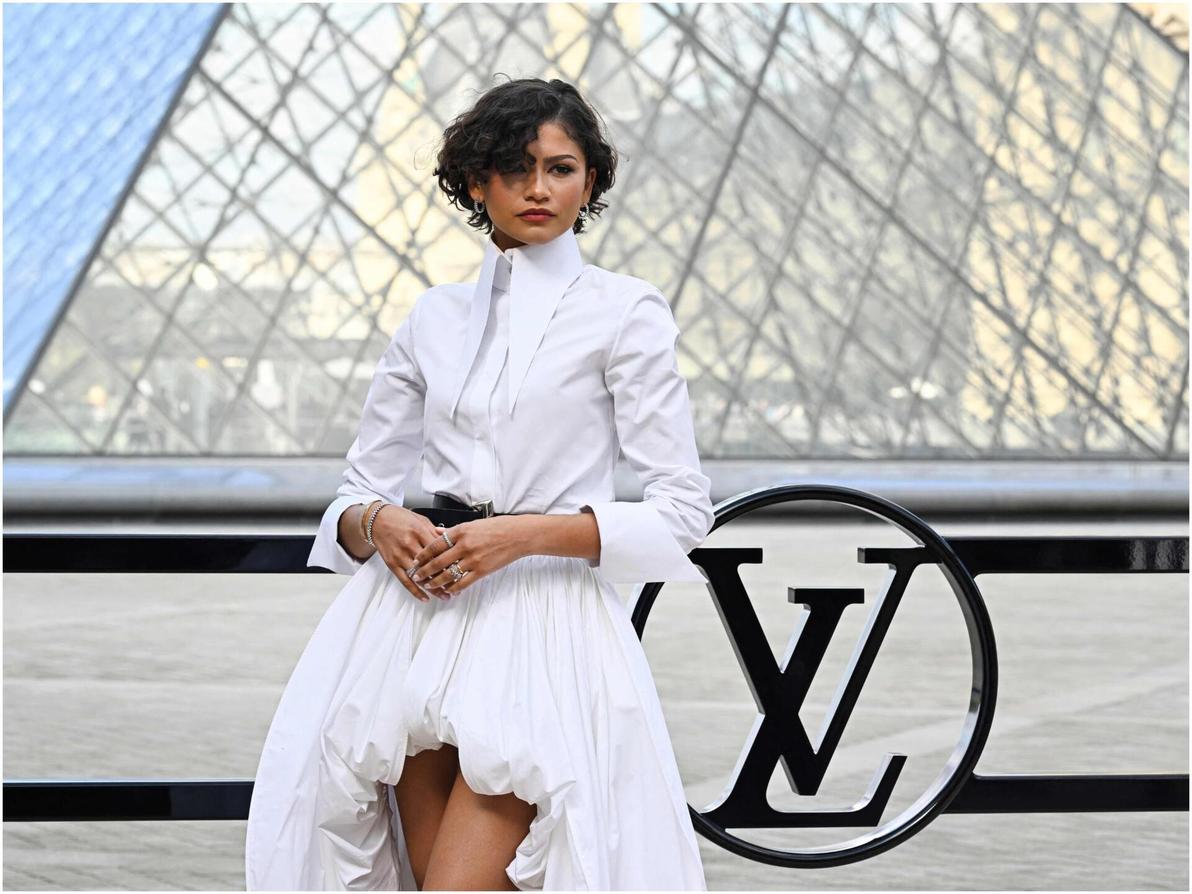 ובלואי ויטון עסקו כולם ב"שמלת הכלה" של זנדאיה ובניסיון למצוא רמזים אם התחתנה בסתר עם טום הולנד (צילום: JULIEN DE ROSA/AFP) זנדאיה בלואי ויטון, תצוגת סתיו-חורף 2026-27 בשבוע האופנה בפריז