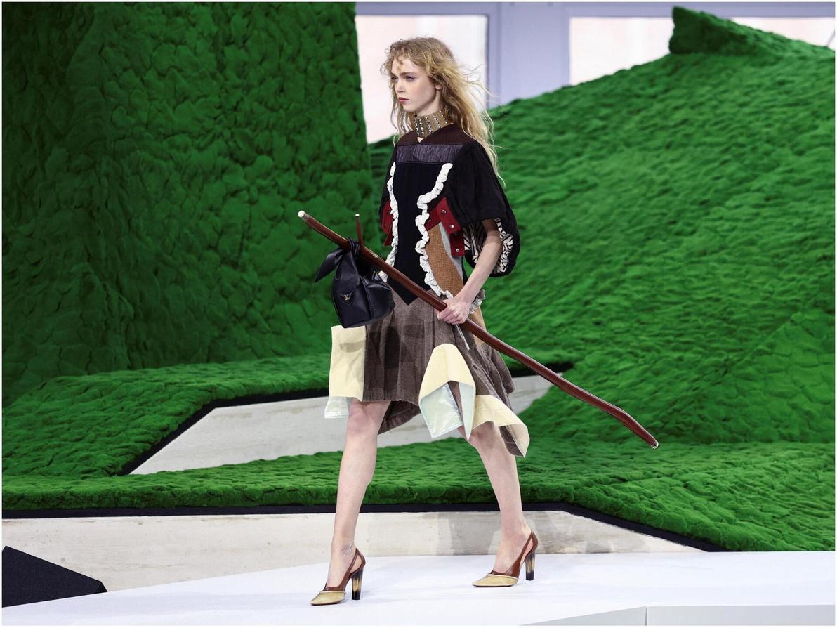 הייתה זו קולקציה איומה נוספת מבית מדרשו של ניקולא גסקייה. אפילו הגימיק של מראה האאוטדור שלפניכם היה חלש (צילום: REUTERS/Stephane Mahe) לואי ויטון, תצוגת סתיו-חורף 2026-27 בשבוע האופנה בפריז