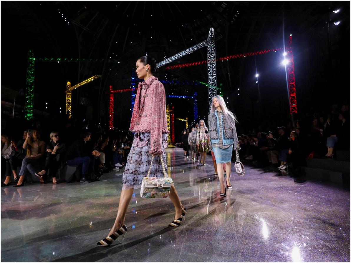 בלייזי הציג חזון מתגבש לבית האופנה, תוך הגשת פרשנויות מחודשות ומודרניות לחליפת הטוויד הנצחית של שאנל (צילום: REUTERS/Stephane Mahe) שאנל, תצוגת סתיו-חורף 2026-27 בשבוע האופנה בפריז