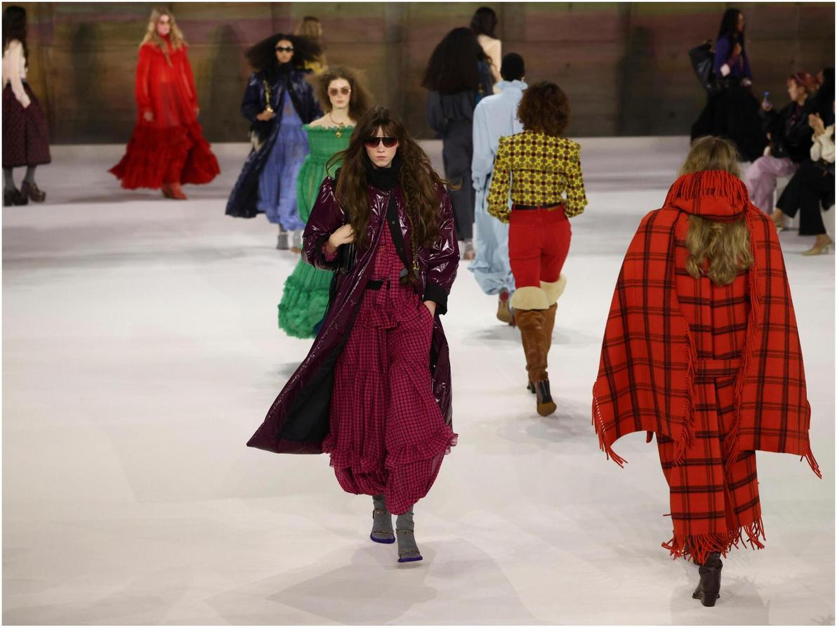 צלליות רחבות משנות ה-80 ושמלות עם משחקי שקיפות בלטו בקולקציה הבוהמיינית של בית האופנה קלואה (צילום: AP Photo/Tom Nicholson) קלואה, תצוגת סתיו-חורף 2026-27 בשבוע האופנה בפריז