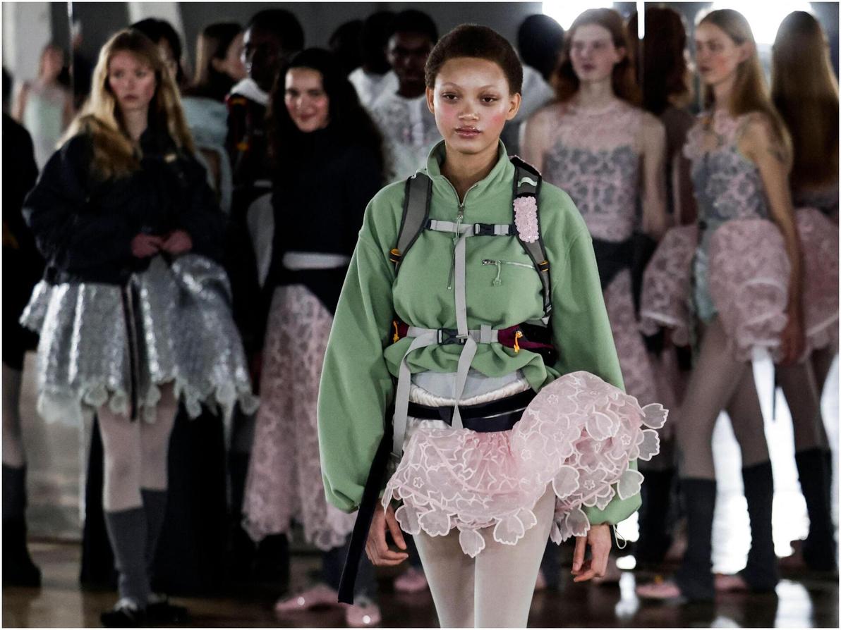 בנסן משלבת בין אלמנטים רומנטיים למינימליזם סקנדינבי, והחיבורים שעשתה על המסלול הדגישו רוח יצירתית (צילום: STEPHANE DE SAKUTIN/AFP) ססלי בנסן, תצוגת סתיו-חורף 2026-27 בשבוע האופנה בפריז