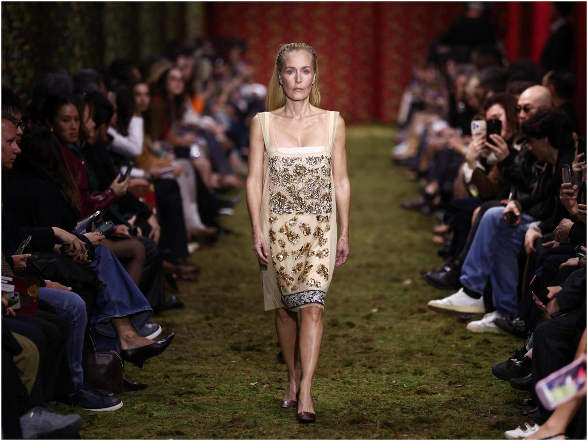 בין שלל המפורסמות שצעדו בתצוגה של מיו מיו, בלטה השחקנית ג'יליאן אנדרסון (57), לנצח הסוכנת דיינה סקאלי (צילום: AP Photo/Tom Nicholson) ג'יליאן אנדרסון למיו מיו, תצוגת סתיו-חורף 2026-27 בשבוע האופנה בפריז