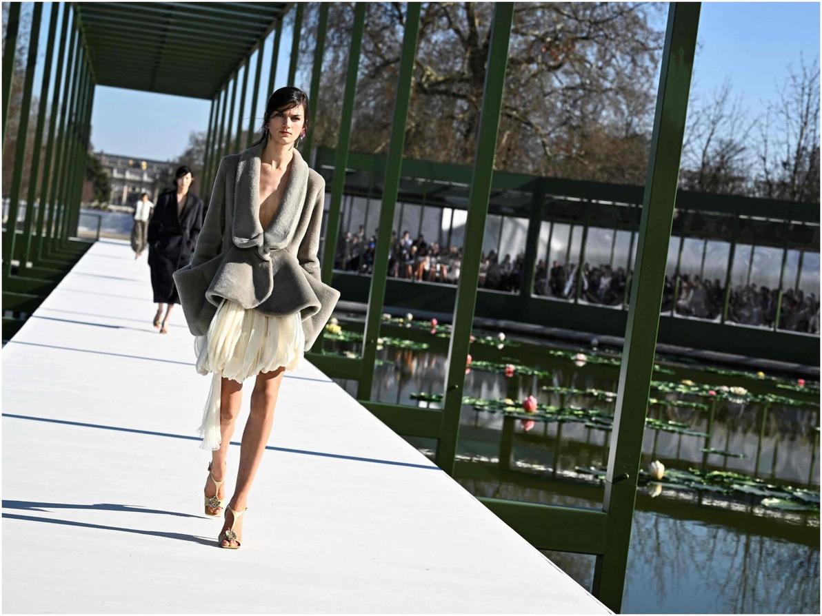 לאחר קולקציית ביכורים מאכזבת וקולקציית הוט קוטור תיאטרלית, נראה שג'ונתן אנדרסון מוצא את מקומו בדיור (צילום: JULIEN DE ROSA/AFP) דיור, תצוגת סתיו-חורף 2026-27 בשבוע האופנה בפריז