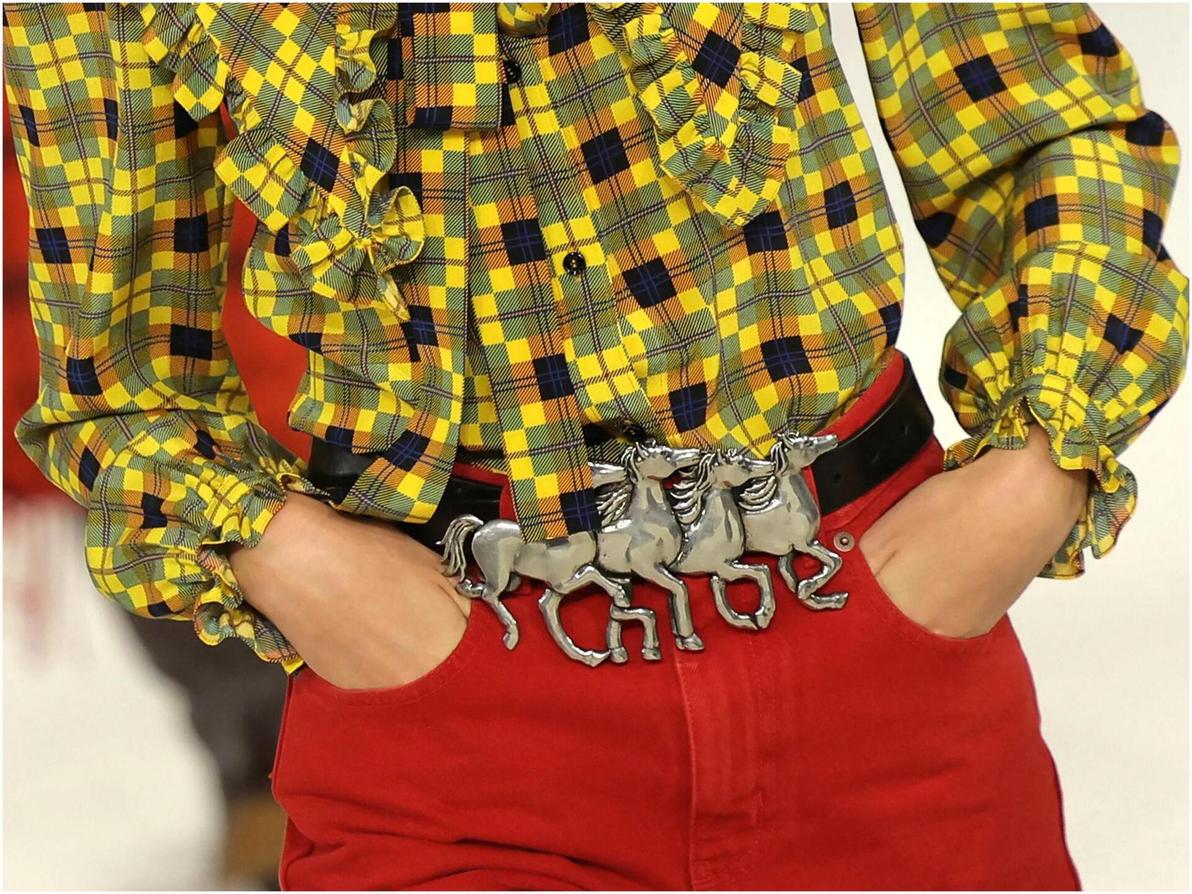 נמצא אבזם החגורה האולטימטיבי לחורף הבא: עדר הסוסים של קלואה, שהזכירו לנו את קישוטי רכב פורד מוסטנג (צילום: Thomas SAMSON/AFP) קלואה, תצוגת סתיו-חורף 2026-27 בשבוע האופנה בפריז