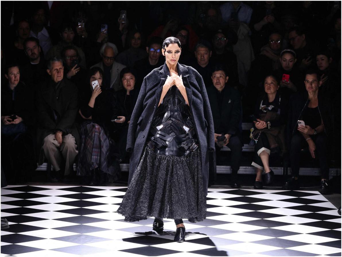 הדוגמנית אירינה שייק במראה דרמטי שחור ואיפור מהפנט, פתחה את התצוגה של ג'וניה ווטאנבה היפני (צילום: Alain JOCARD/AFP) ג'וניה ווטאנבה, תצוגת סתיו-חורף 2026-27 בשבוע האופנה בפריז