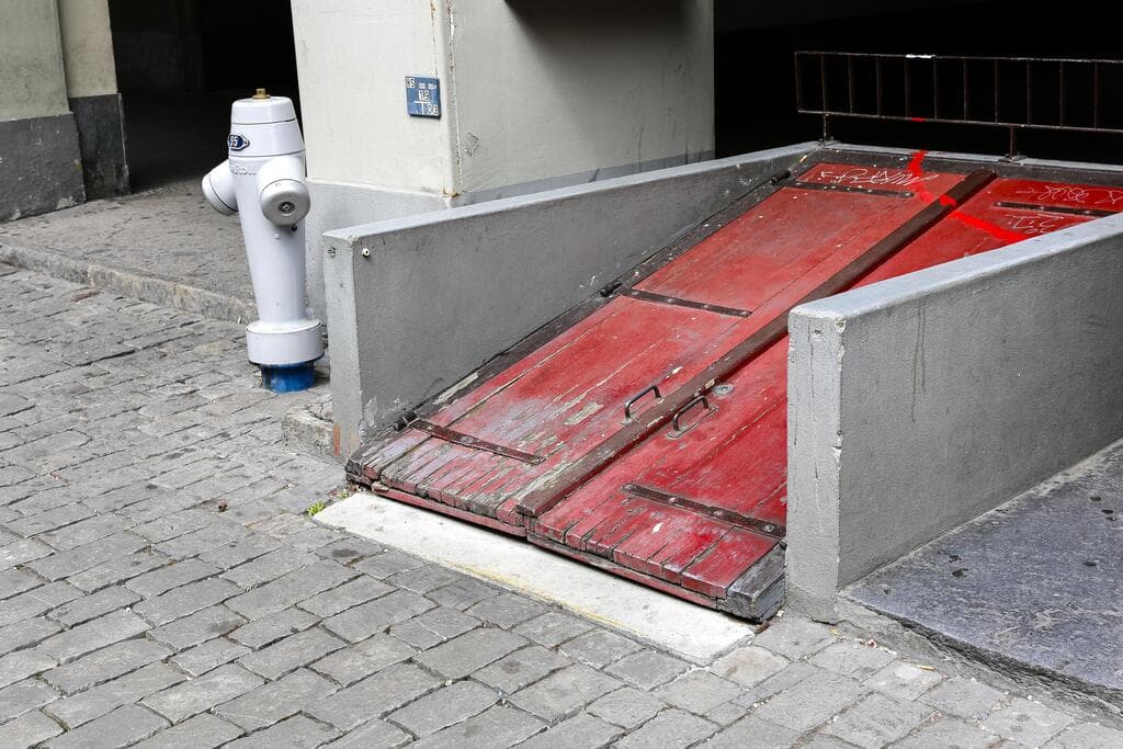 ברחובות רואים כניסות למרתפים ממוגנים, במקרה הזה בעיר ברן (צילום: marekusz, shutterstock) ברחובות רואים כניסות למרתפים ממוגנים, במקרה הזה בעיר ברן