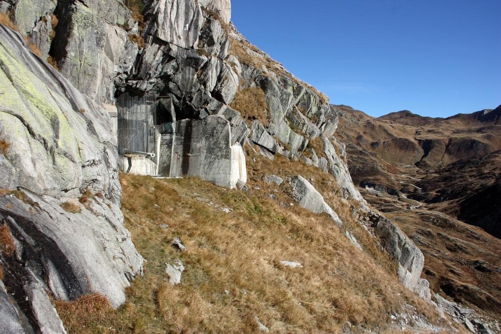 bunker Gotthard pass at Swiss Alps (צילום: danmi1, shutterstock) bunker Gotthard pass at Swiss Alps