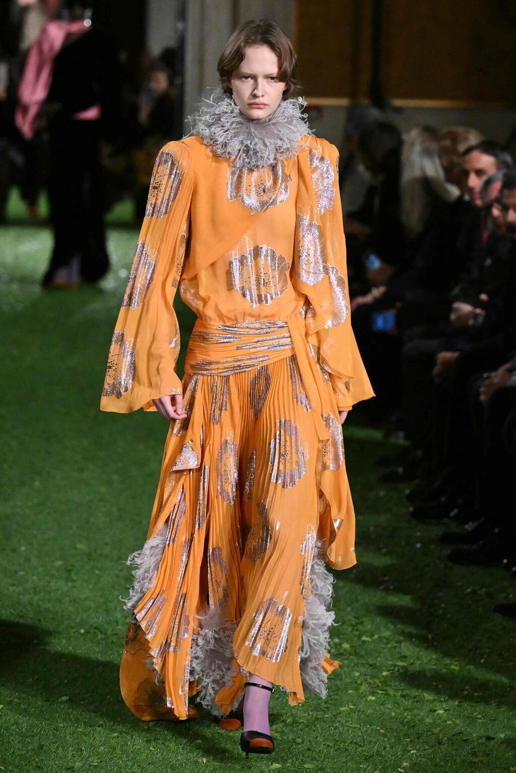 ולנטינו, תצוגת סתיו-חורף 2026-27 בשבוע האופנה (צילום: Alberto PIZZOLI/AFP) ולנטינו, תצוגת סתיו-חורף 2026-27 בשבוע האופנה