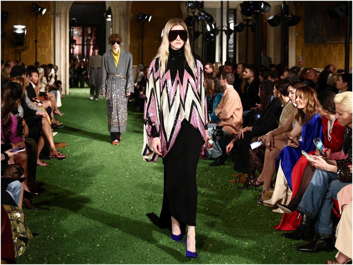 המנהל האמנותי אלסנדרו מיקלה לא הותיר זכר מה-DNA של המייסד ולנטינו, ופנה שוב לקולקציית רטרו. פייר, עייפנו (צילום: REUTERS/Yara Nardi) ולנטינו, תצוגת סתיו-חורף 2026-27 בשבוע האופנה