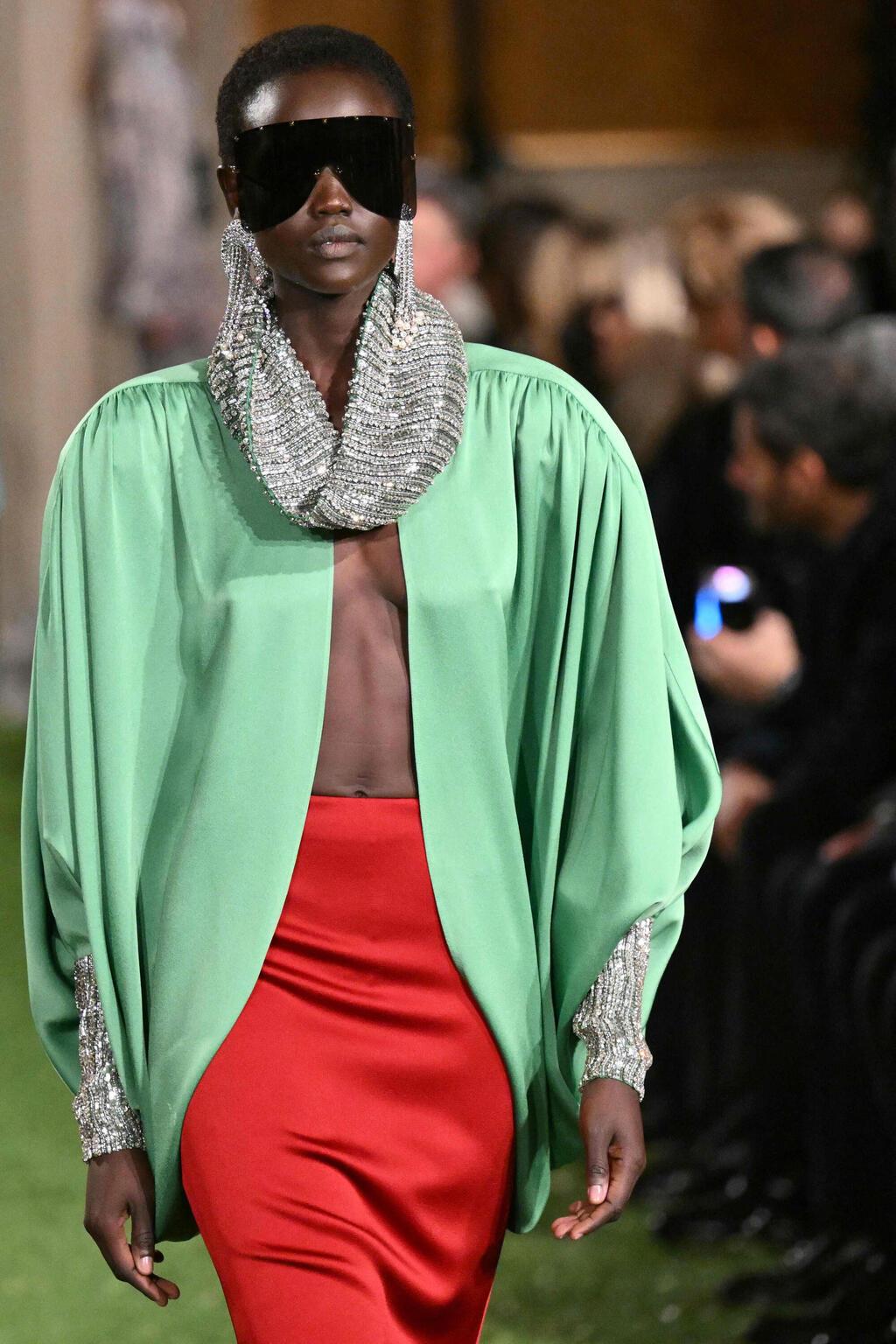 ולנטינו, תצוגת סתיו-חורף 2026-27 (צילום: Alberto PIZZOLI/AFP) ולנטינו, תצוגת סתיו-חורף 2026-27 בשבוע האופנה