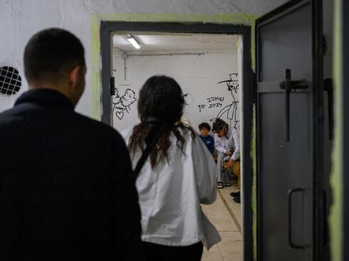 אנשים נכנסים למקלט בתל אביב