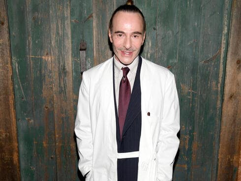 יעצב קולקציות חדשות לזארה שיושקו פעמיים בשנה. ג'ון גליאנו