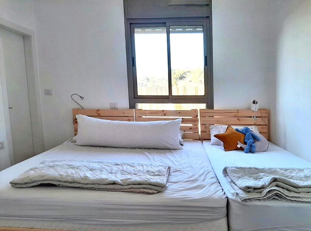 בעזרת DIY יצרו מיטה גדולה כמעט מקיר לקיר