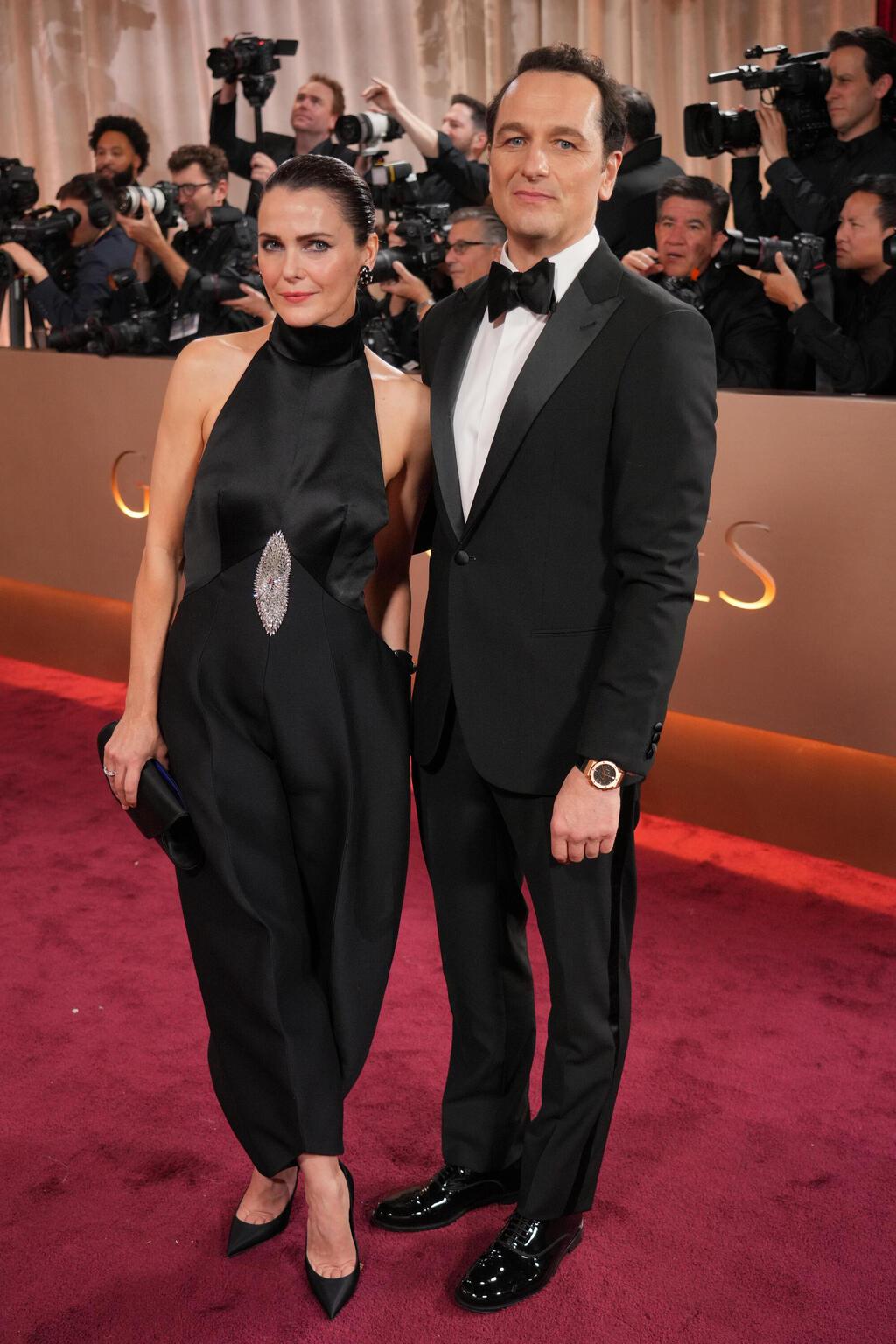 שמלה של סטפן רולאן. עם מתיו ריס בטקס גלובוס הזהב, 2026 (צילום: Jordan Strauss/Invision/AP) קרי ראסל ומתיו ריס בטקס גלובוס הזהב, 2026