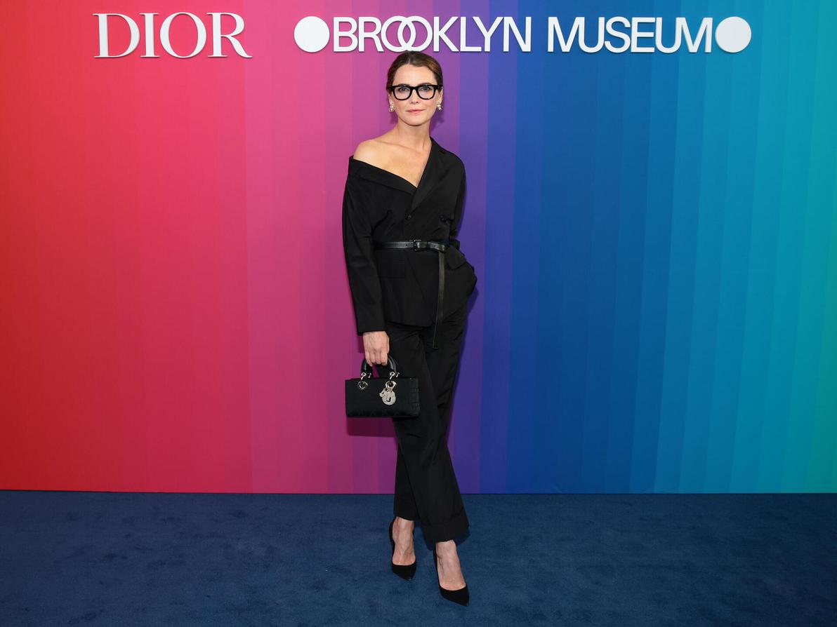 עם משקפיים באירוע של דיור ומוזיאון ברוקלין, 2025 (צילום: Dimitrios Kambouris/Getty Images for Dior) קרי ראסל באירוע של דיור ומוזיאון ברוקלין, 2025