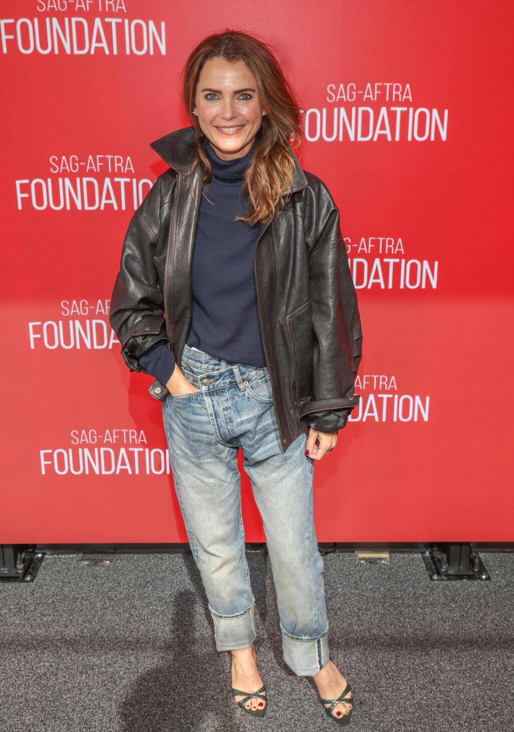 גם מכנסי הג'ינס מתוחכמים. באירוע לסדרה "הדיפלומטית", 2025 (צילום: Manny Carabel/Getty Images) קרי ראסל באירוע לסדרה "הדיפלומטית", 2025