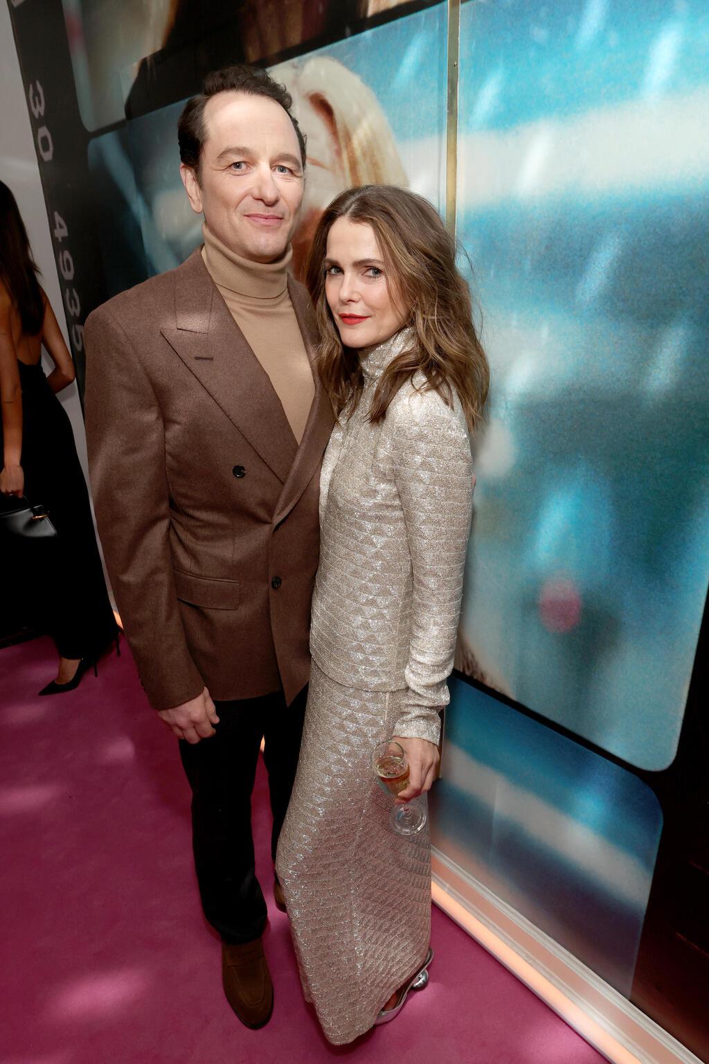 עם מתיו ריס על השטיח האדום, 2026 (צילום: Phillip Faraone/Getty Images for W Magazine) קרי ראסל ומתיו ריס על השטיח האדום, 2026