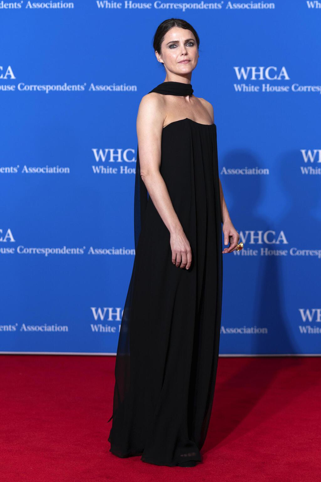 סטרפלס וצעיף על השטיח האדום, 2024 (צילום: AP Photo/Jose Luis Magana) קרי ראסל על השטיח האדום, 2024