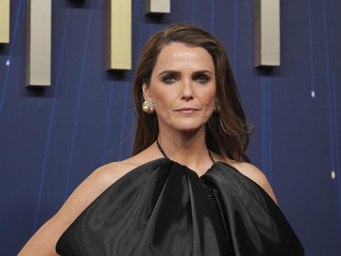 שמלה של ארמאני פריווה בטקס האמי, 2025 (צילום: AP Photo/Jae C. Hong) קרי ראסל בטקס האמי, 2025