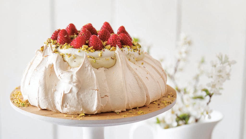  פבלובה עם קרם פיסטוק,  קצפת ופירות