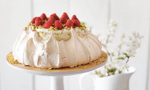 פבלובה עם קרם פיסטוק, קצפת ופירות