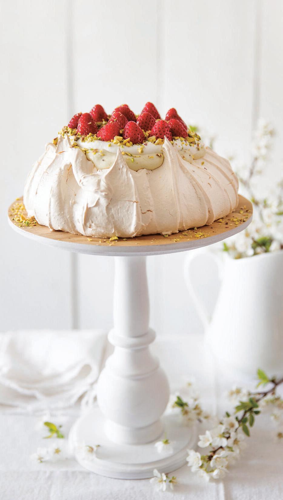 פבלובה עם קרם פיסטוק, קצפת ופירות (צילום: יוסי סליס, סגנון: נטשה חיימוביץ') פבלובה עם קרם פיסטוק, קצפת ופירות