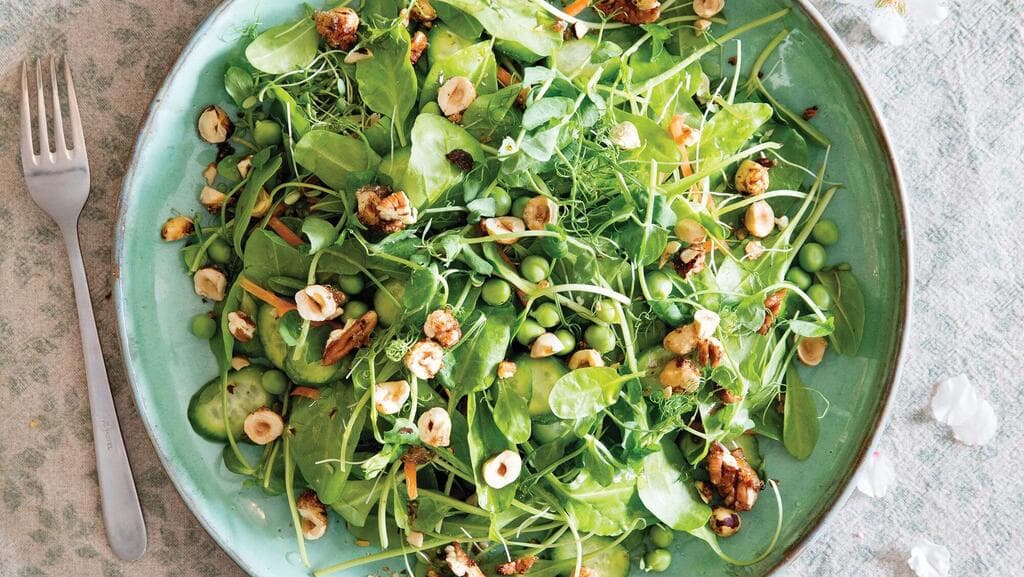  סלט ירוק עם אגוזים  בקרמל חריף־מתוק 