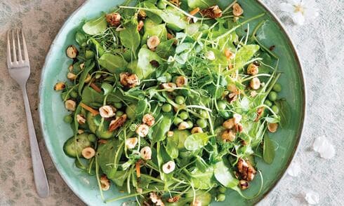 סלט ירוק עם אגוזים בקרמל חריף־מתוק