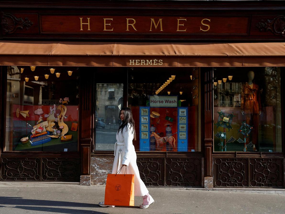 לקוחה מחוץ לחנות של הרמס