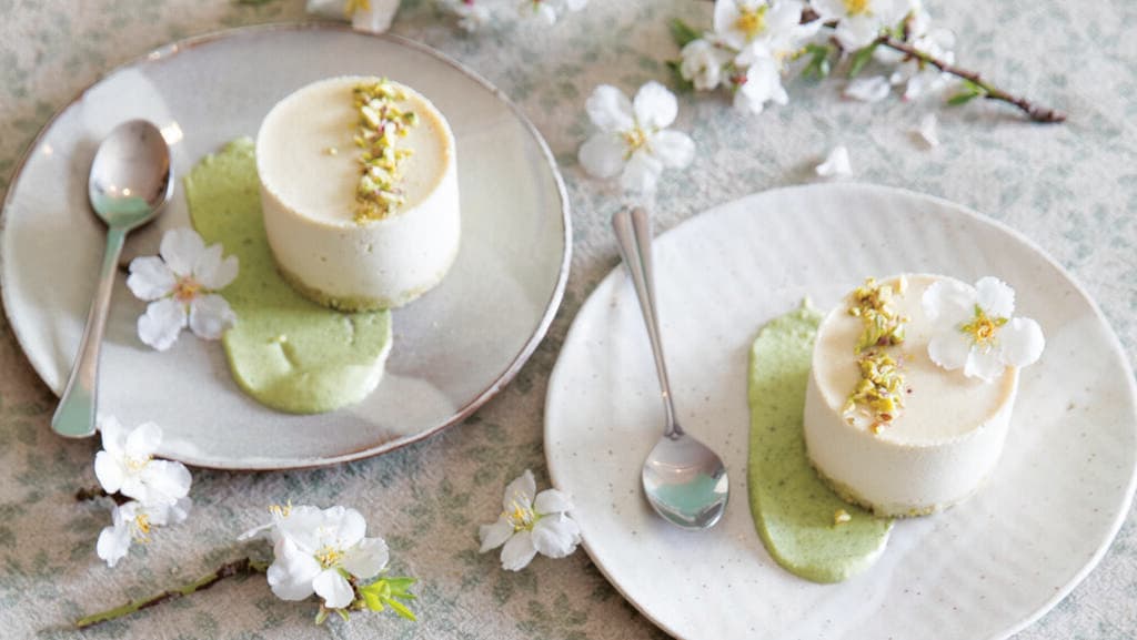 טבעוני: עוגת מוס וניל־לימון עם אגוזי מקדמיה