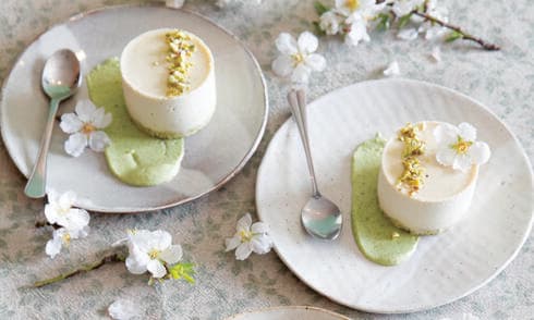 טבעוני: עוגת מוס וניל־לימון עם אגוזי מקדמיה