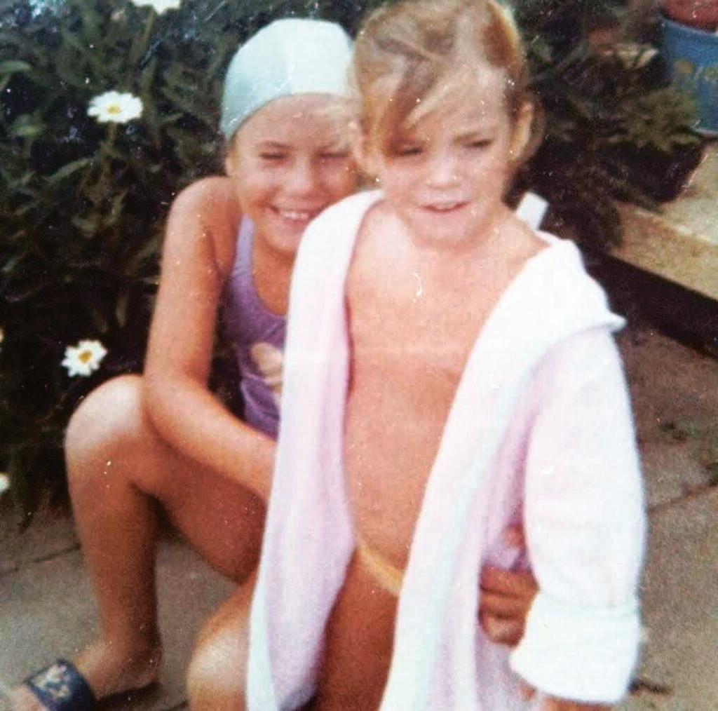 ילדותה עם  אחותה מעין