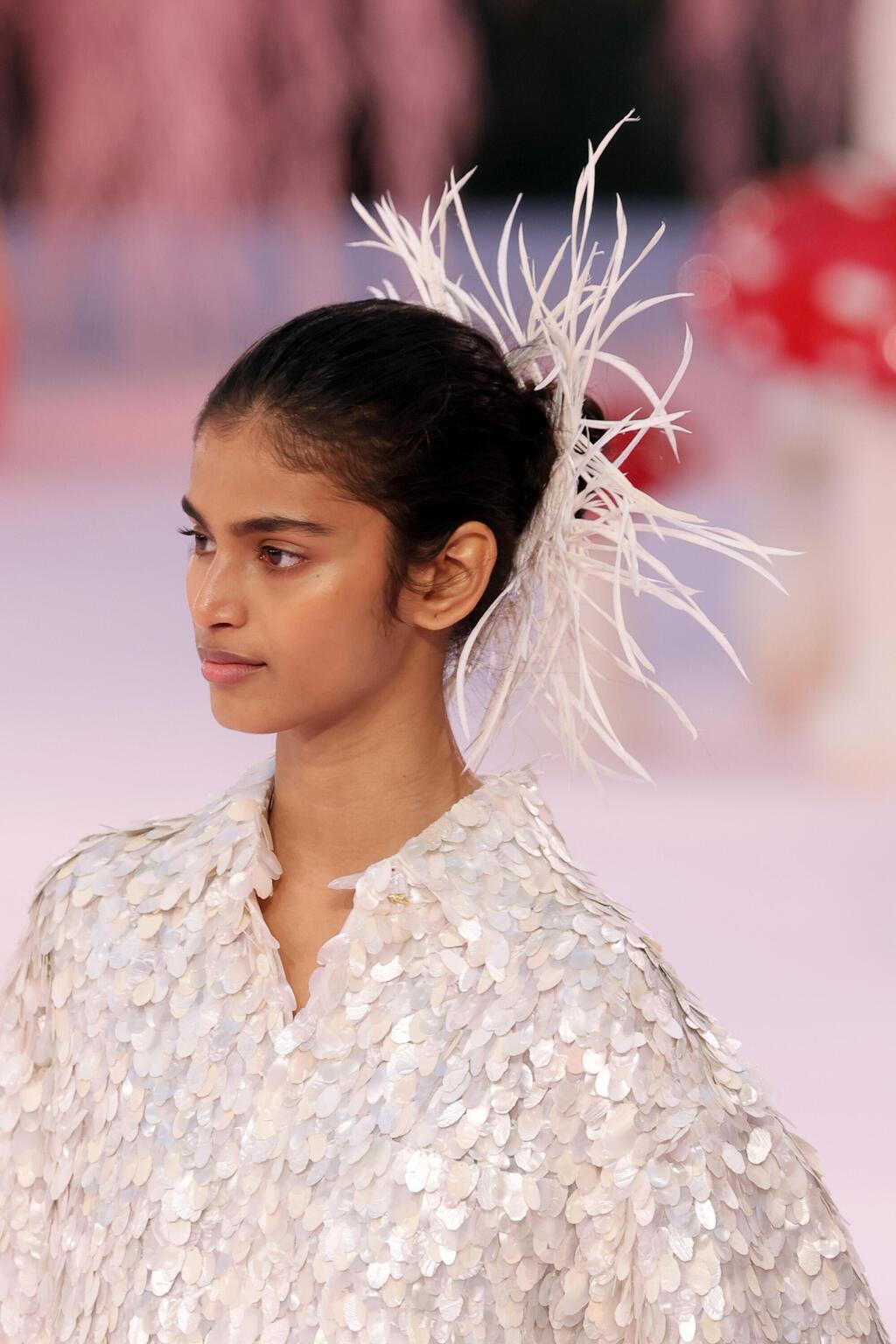 מדגמנת לשאנל (צילום: Gettyimages IL/Vittorio Zunino Celotto) בהוויטה מנדבה צועדת על המסלול של שאנל