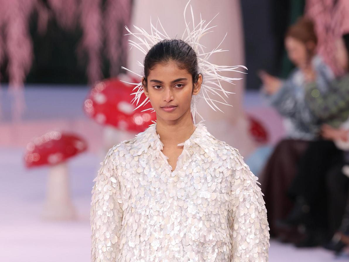 בהוויטה מנדבה צועדת על המסלול של שאנל (צילום: Splash By Shutterstock) בהוויטה מנדבה צועדת על המסלול של שאנל