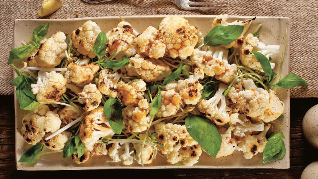 סלט כרובית צלויה ברוטב מתובל