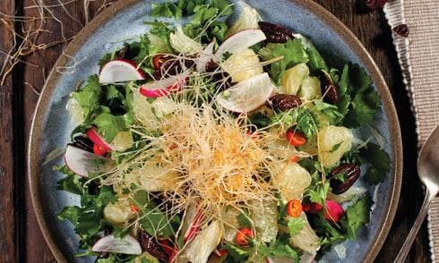 סלט פומלות עם אטריות אורז מטוגנות