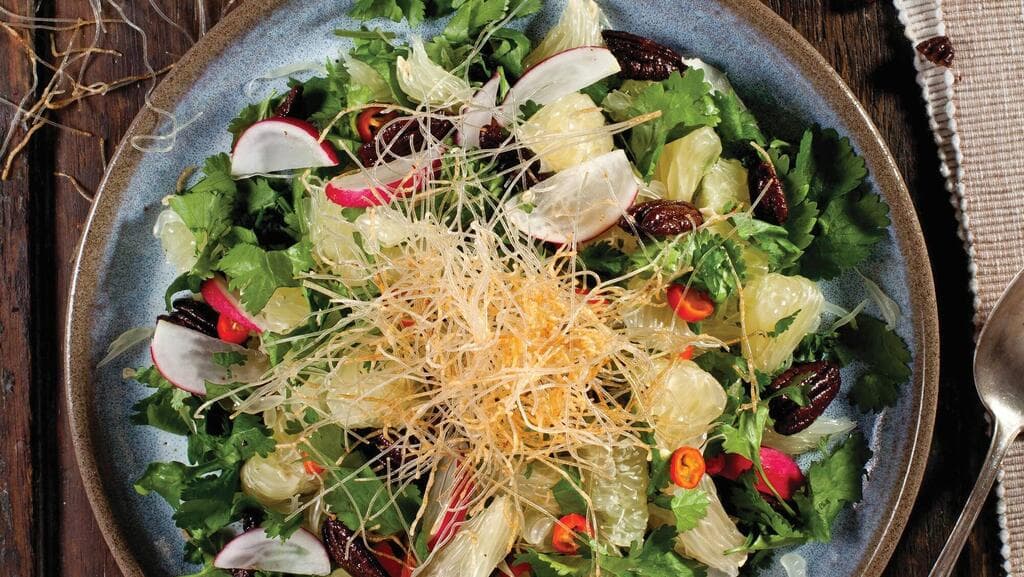 סלט פומלות עם אטריות אורז מטוגנות