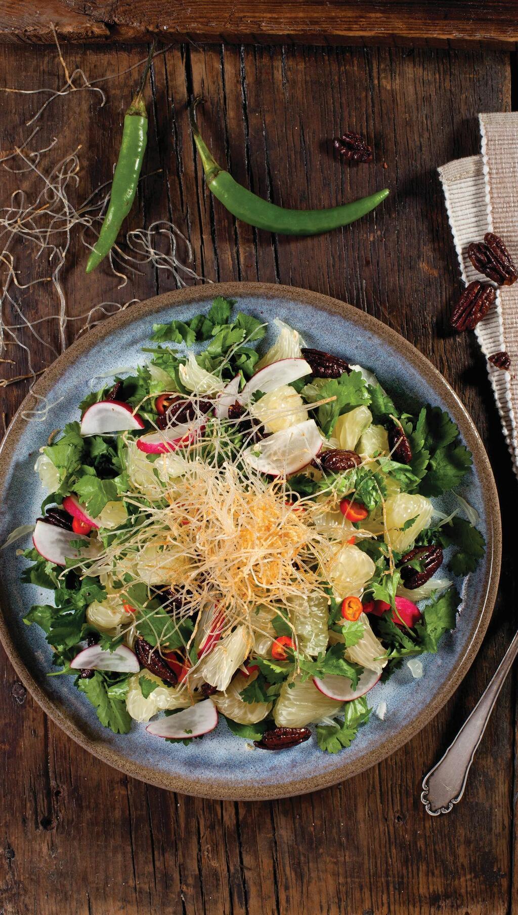 סלט פומלות עם אטריות אורז מטוגנות (צילום: בועז לביא, סגנון : עמית דונסקוי ) סלט פומלות עם אטריות אורז מטוגנות