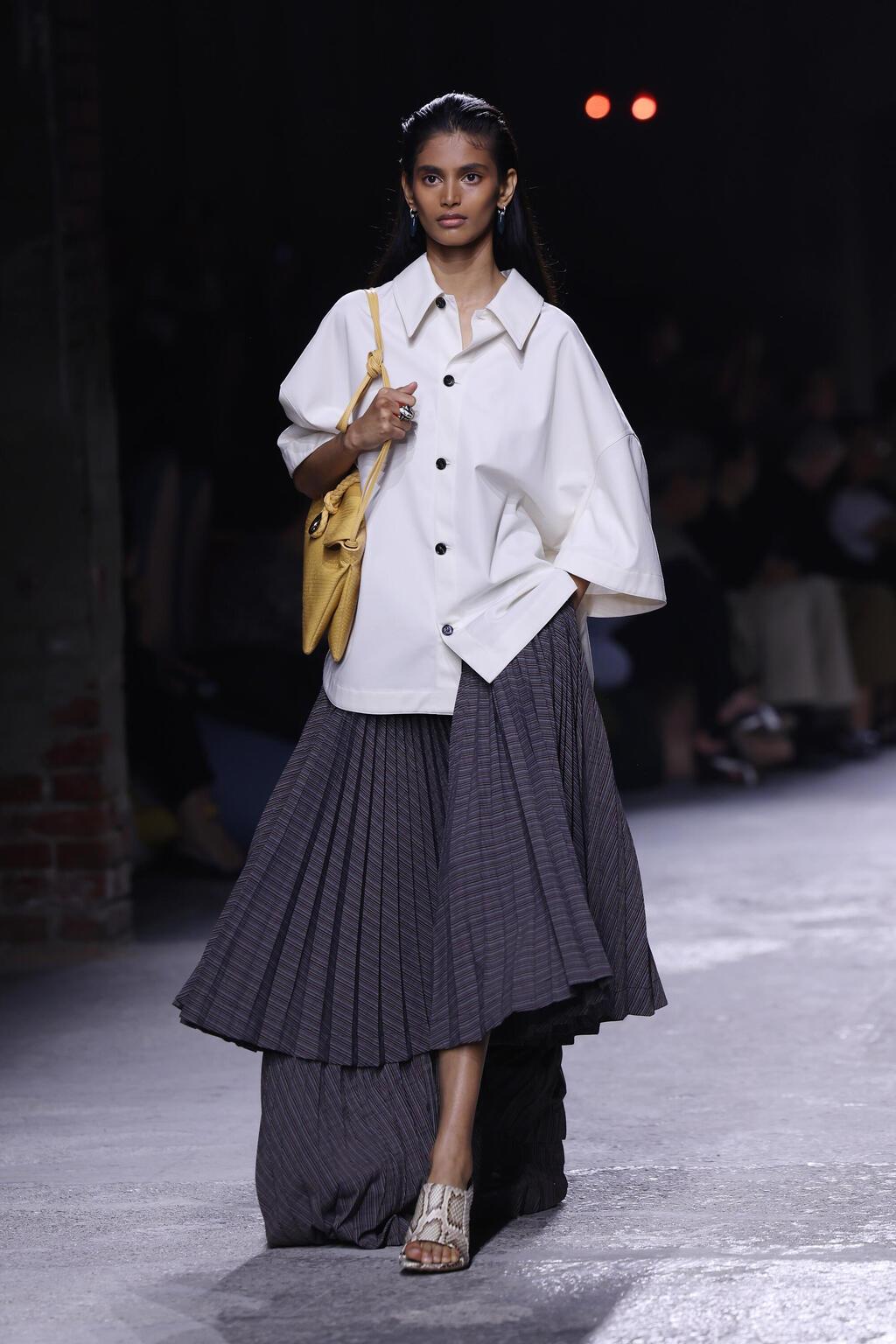 על המסלול של בוטגה ונטה (צילום: Gettyimages IL/Vittorio Zunino Celotto) בהוויטה מנדבה צועדת על המסלול של בוטגה ונטה