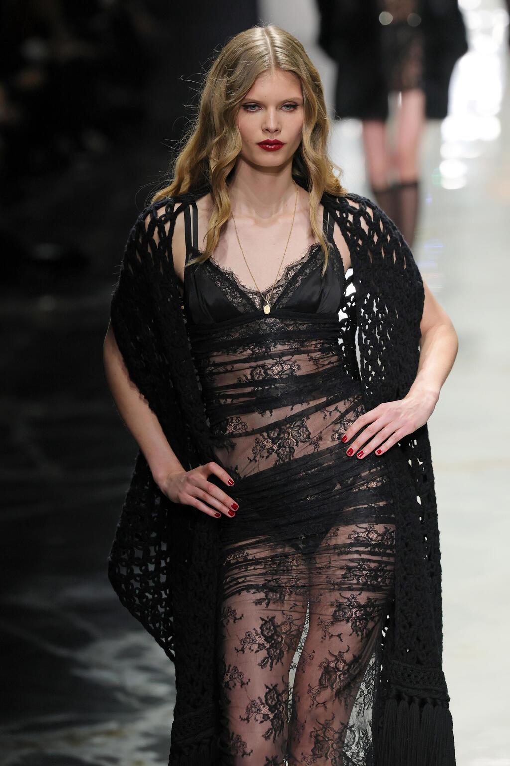 דוגמנית על המסלול של דולצ'ה וגבאנה