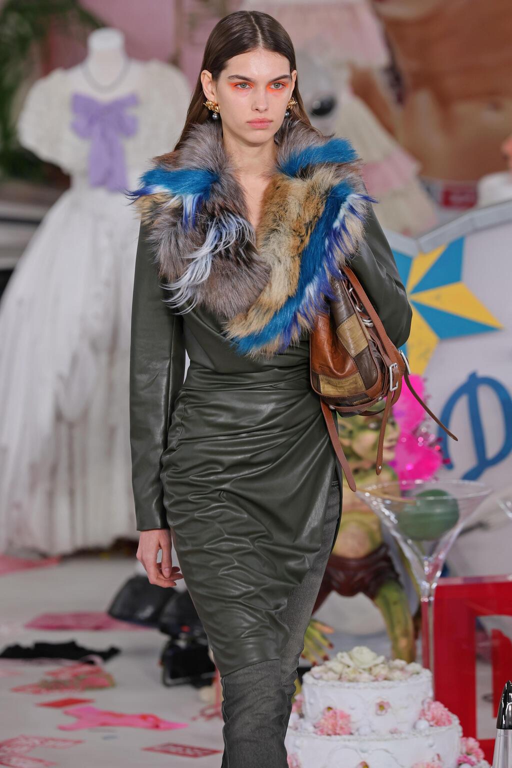 דוגמנית על המסלול של דיזל