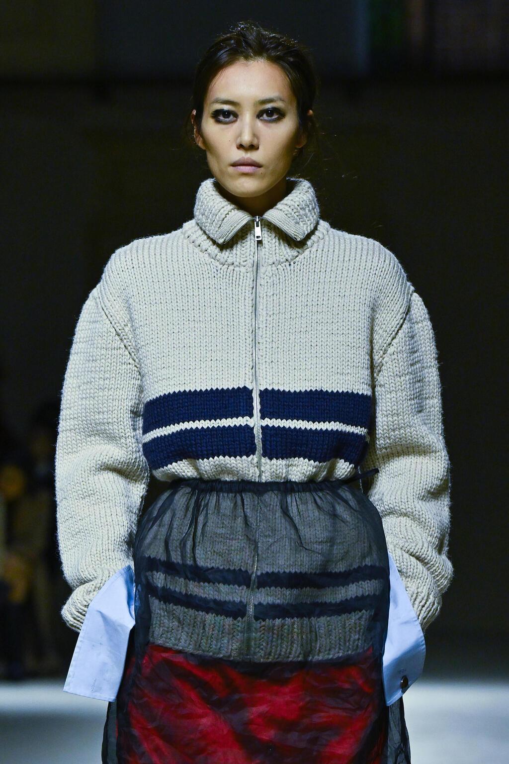 דוגמנית על המסלול של פראדה