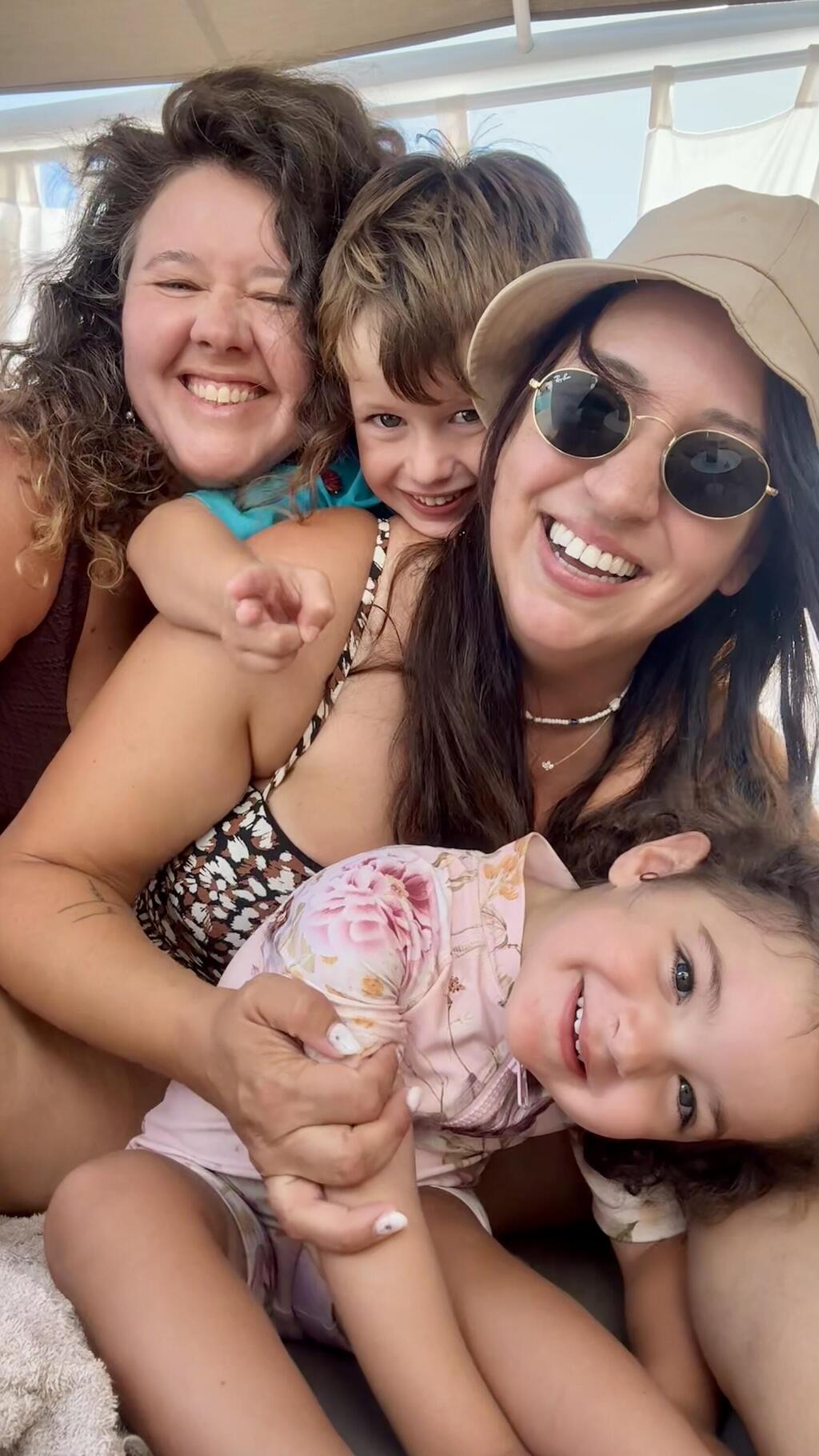 חברות שגרות יחד