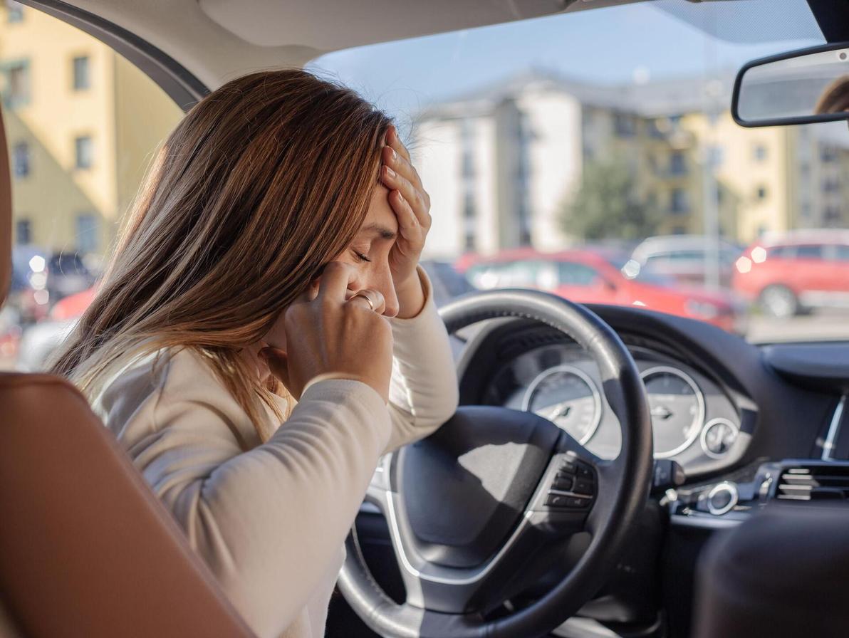אישה מדברת בסלולרי