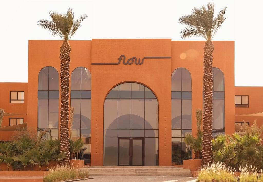 חזית אחד הבניינים. עיצוב המחובר לגוני המדבר (צילום באדיבות FLOW) Narjis-MO Hori-Building Exterior