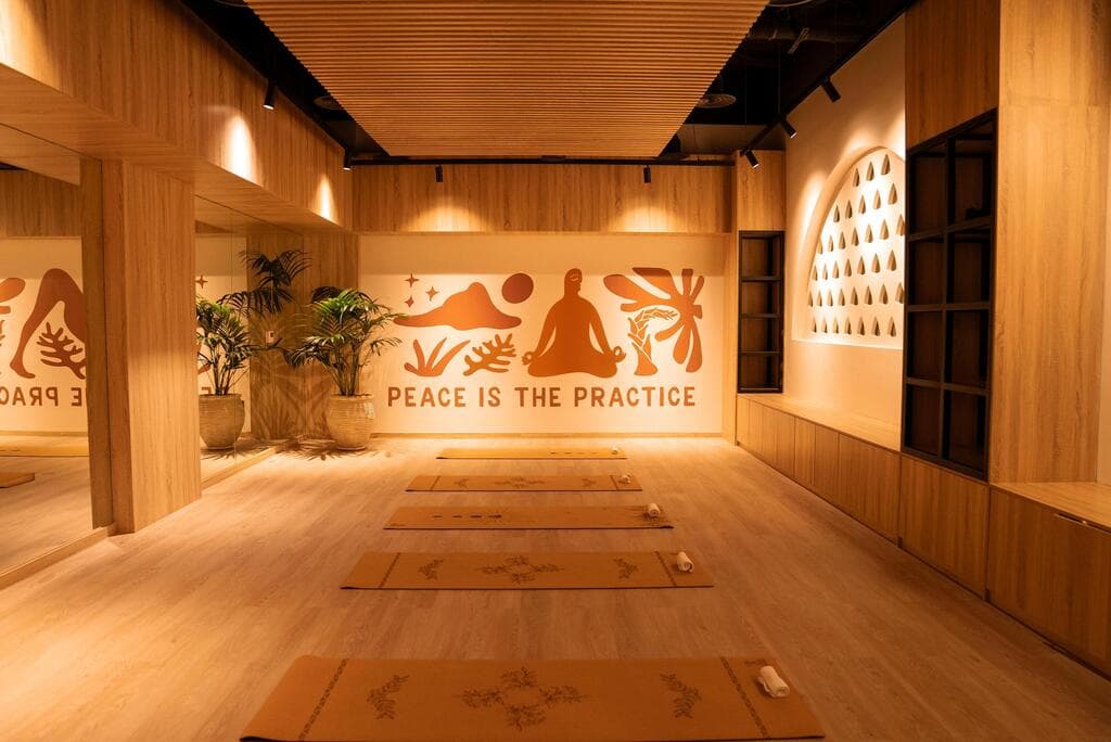 דגש על בריאות וחיבורים. עוד אולם לתרגול יוגה Narjis Wellbeing (צילום באדיבות FLOW) Narjis Wellbeing